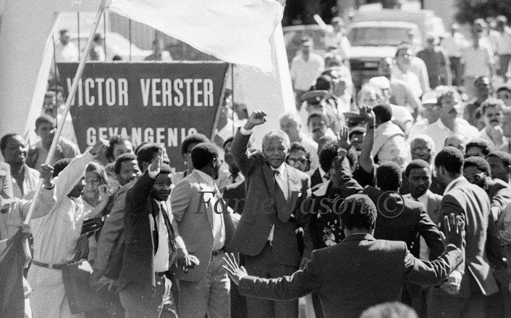 Dithuli's tweet image. It's amazing that we are told that millions are fleeing X. How do you flee a place where there is freedom of the press and free speech? Imagine fleeing X only to go to a place where you get ban. It's like saying the late Mandela would rather remain in prison then to walk free.