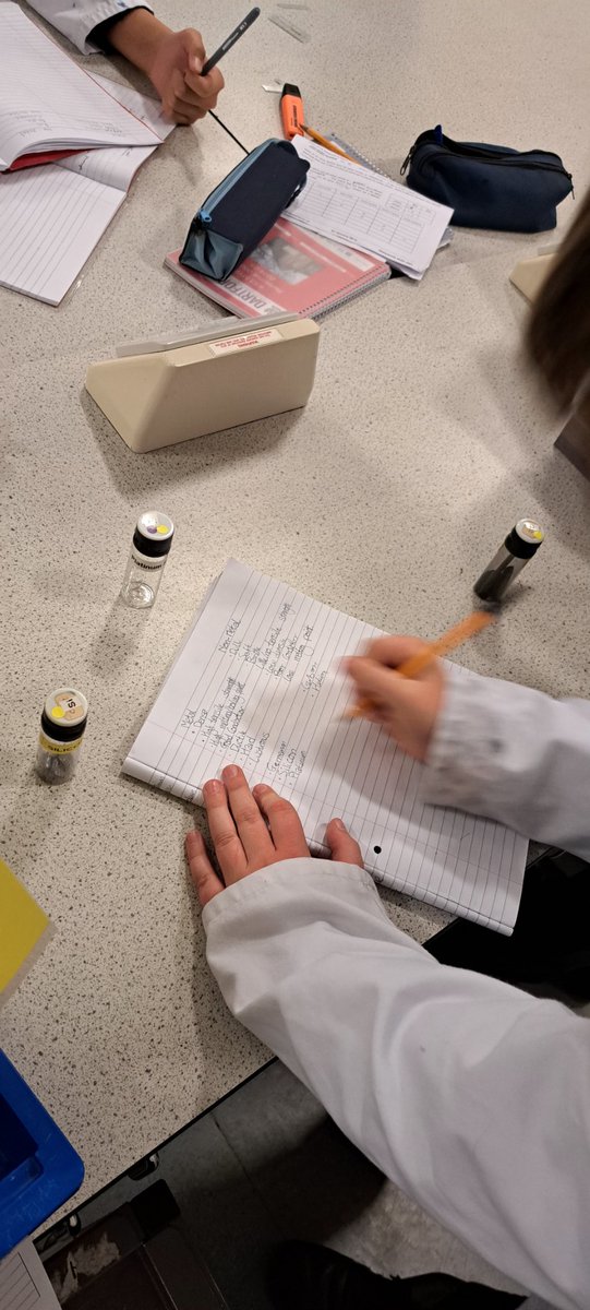 9D attempted to identify whether an element was a metal or non-metal based on their physical properties. Turns out a few can be deceiving! 🪙 <a href="/DartfordGS/">Dartford Grammar</a> <a href="/DrCourtDGS/">Dr Court</a>