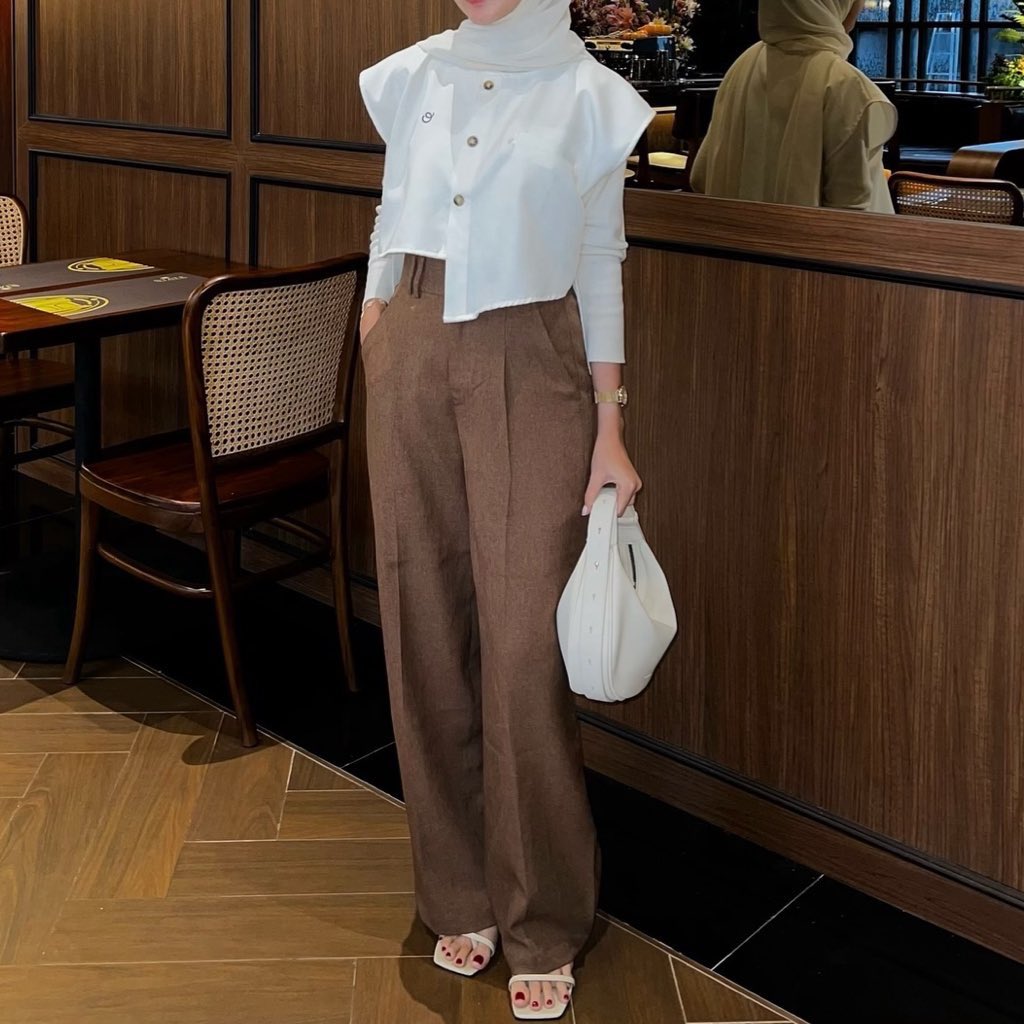 reeyychsia's tweet photo. Style kayak gini lagi hits banget nih sekarang, chic minimalist elegant ✨ aku mau ngasih kalian beberapa referensi dari brand lokal 💖🙌🏻 https://t.co/njULHC3Gp4
