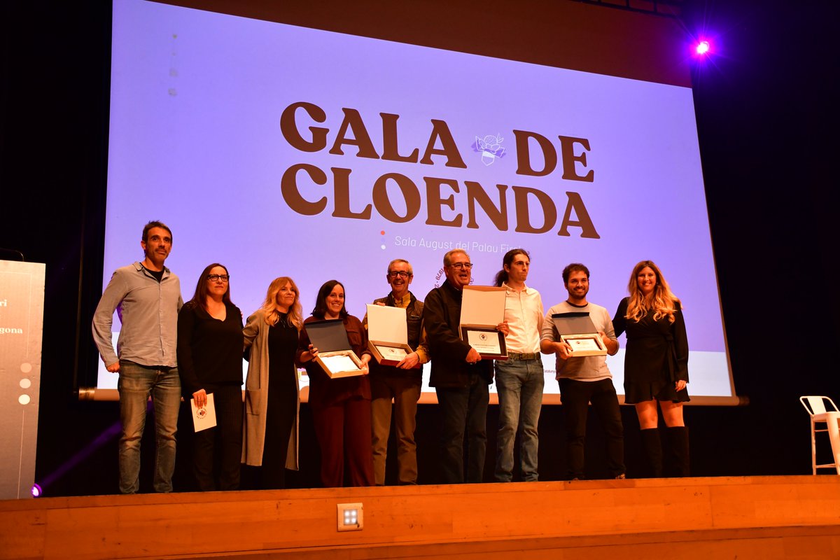 JoveDeTarragona's tweet photo. El guardó als Castellers de l'Any reconeix les figures que han ofert una temporada especial i admirable.

Ahir el van recollir Sara Gimenez, per la seva dedicació titànica a Canalla, i l'Equip d'Arxiu, per una enorme feinada de recopilació, digitalització i salvaguarda dels nostres records! 

#AllòQueVolem #castells