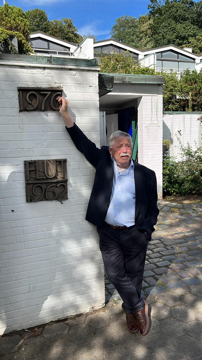 1/Heute wird Wolf Biermann 88!
Lieber Wolf,
Deine heutige Geburtstagszahl ist ja nicht vielen Holocaust-Überlebenden gegönnt - aber ich wünsche Dir auch, dass Du diese von den heutigen Nazis benutzte Zahl schnell hinter Dir lassen kannst. Jetzt wird es eben doch langsam Zeit,