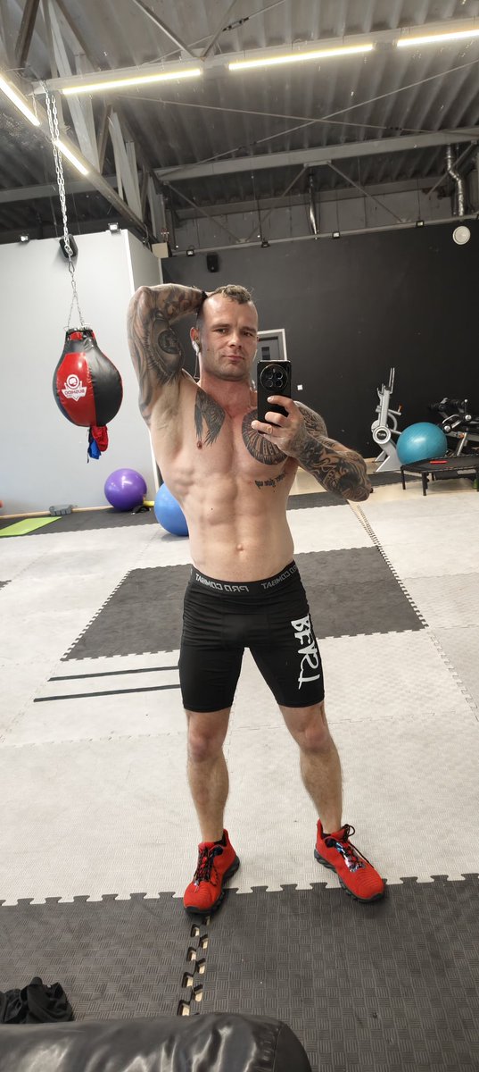 damiano020's tweet photo. Opory, które przełamujesz fizycznie na siłowni, oraz opory, z którymi walczysz w życiu, mogą jedynie zbudować silny charakter.💪💪💪😀😁💥 #sexy #dcgr #dlaciebie #boys #fyp #fit #fitness #fittok #nevergiveup #workout #abs #bodybuilding #bodypositivity #gym #sexyboy https://t.co/TP12OJXpZh
