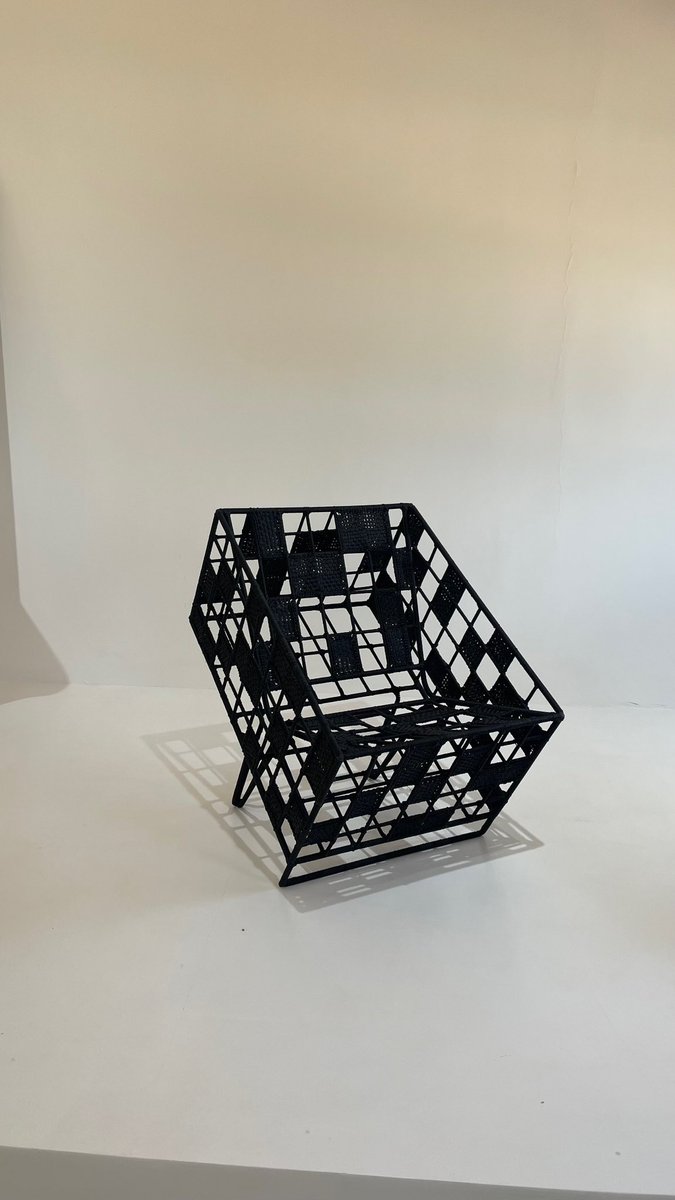 Immense plaisir d’avoir retrouvé Cheick Diallo à la section design de la Biennale de Dakar 2024. Lignes pures, sobres, efficaces, dans la stricte tradition des sculpteurs anciens dont il est assurément l’héritier contemporain. 
#biennalededakar2024