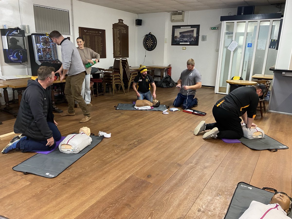 timpoole959's tweet photo. FA delivery with @Llangwnrugby last night, coaches getting up-skilled on pitch side first aid procedures. Some great chat around emergency action planning and dealing with injured players! First aid:small kit with a big purpose! @Linsbridge @WRU_Community #CPR https://t.co/UgDvYkY5eL