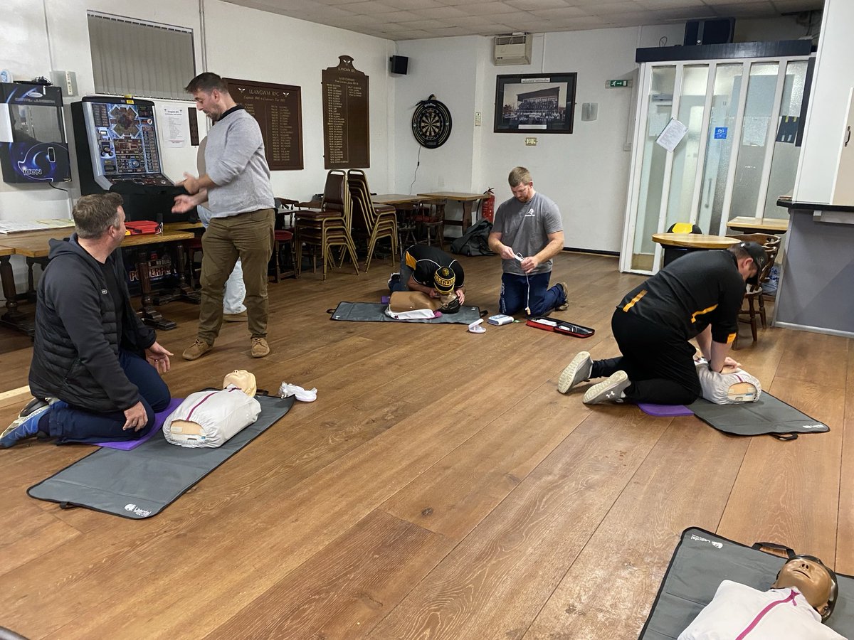 timpoole959's tweet photo. FA delivery with @Llangwnrugby last night, coaches getting up-skilled on pitch side first aid procedures. Some great chat around emergency action planning and dealing with injured players! First aid:small kit with a big purpose! @Linsbridge @WRU_Community #CPR https://t.co/UgDvYkY5eL