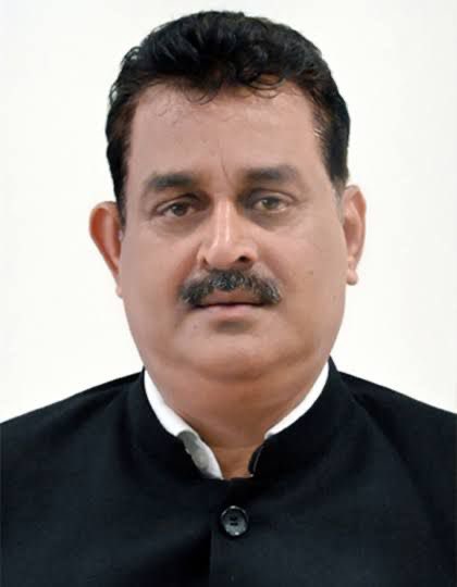 MamtaTripathi80's tweet photo. 6 साल बेमिसाल, 
एको अहं, द्वितीयो नास्ति, 
न भूतो न भविष्यति!

आज का दिन वो ऐतिहासिक दिन है जब सूचना विभाग में निदेशक के पद पर 15 नवंबर 2018 की शिशिर ऋतु में प्रमोटी #IAS शिशिर सिंह ने निदेशक का पद सम्भाला था। 

इस पद पर 6 सालों में शिशिर सिंह ने कई कीर्तिमान बनाये हैं ,जिसमें “कम्बल ओढ़ के घी पीना” पहले नम्बर पर आता है।कहावत है दिल पर ना लें…

6 साल लगातार निदेशक सूचना के पद पर रहते हुए हर साल लगभग 1000 करोड़, शिशिर सिंह ने अपनी कलम से खर्च किए यानि कुल 6000 करोड़ से अधिक खर्च करने वाले पहले सूचना निदेशक बने हैं सिंह साहब। अब बताइए तलवार 🗡️ बड़ी या कलम 🔏??

जानकार बताते हैं इनके कई करीबी जो 6 साल पहले तक आल्टो गाड़ी से चलते थे वो अब BMW X7 जैसी लग्ज़री गाड़ियों के मालिक हो गए हैं।

सूचना विभाग के क्रिया कलाप जग जाहिर हैं, भई जब किसी ने निदेशक पद का “बैनामा” ही करा लिया हो तो नीति, नियत और नियमों की चर्चा करना ही बेमानी हो जाता है!!

पॉवर कारिडोर में दबी ज़ुबान में चर्चा किसी रेट कार्ड की जरूर है। इसलिए मुझे ये नहीं पता कि किस काम में 30% का रेट है या किस काम में मामला फिफ्टी फिफ्टी हो जाता है!! 

वैसे हर साल 15 -25 मार्च के आस पास जारी हुए कामों को किस जादू की छड़ी से कराया जाता है जिसका भुगतान भी 31 मार्च तक हो जाता है?? कोई बता रहा था ‘अजी रेट बहुत हाई है ऐसा मामला 80% तक जाता है लेकिन मुझे शक है ऐसा कैसे सम्भव है? सब झूठ है बदनाम करने की साज़िश है।

 तो किसी ने कहा पिछले 6 साल के भुगतानों का ब्यौरा #CBI जैसी जाँच एजेंसी खंगाले तो कई महानुभाव सूचना आफिस के छठे तल से छलांग लगाते नजर आयेंगे, हाँ नहीं तो 😏

ऐसा सुनकर मैंने बड़ी हिम्मत जुटा कर कैलकुलेटर निकाला और 6000 करोड़ को औसतन 40% से गुणा भाग किया तो गिनती 2000 करोड़ से अधिक आई तो सिर खुजाते हुए अपने विचारों को “दाखिल दफ्तर” करते हुए मुँह ढक कर सो जाना ही उचित समझा।

तभी किसी ने मेरे कान में आकर कहा “महाकुम्भ” आ रहा सूचना के लिए “धनकुम्भ” है, समझिए तभी साहब कमर में चोट के बावजूद “कमर तोड़ चाल” चल रहे वैसे तो डॉक्टर ने बेड रेस्ट बताया है लेकिन % बड़ी चीज है….रीढ़ विहीन प्राणी वैसे भी रीढ़ के दर्द की चिंता नहीं किया करते…

अग्रिम भविष्य की शुभकामना के साथ 
जय सिया राम