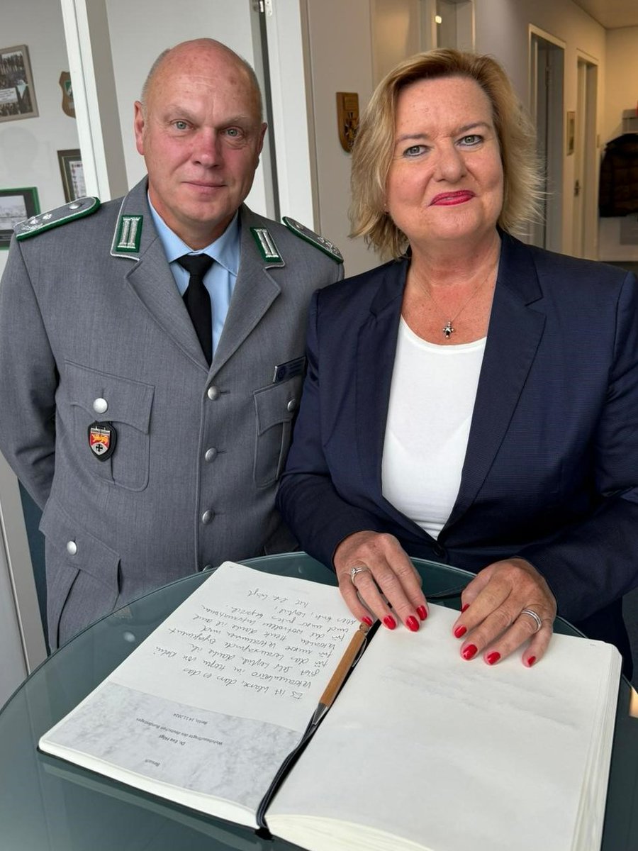 SKB_JSES's tweet photo. Mehr Respekt, Anerkennung und Wertschätzung für unsere Veteraninnen und #Veteranen fordert die Wehrbeauftragte des Bundestages, Dr. Eva Högl, bei ihrem gestrigen Besuch im #Veteranenbüro der #Bundeswehr. Ein Thema dabei: der Veteranentag 2025.
#SKB #Soldat #Soldatin https://t.co/ZAVgI0Brlf