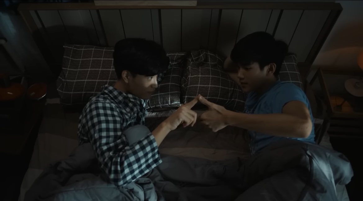 _innerfilter's tweet photo. the way the gray bedsheet never changed https://t.co/z42MKSbWNS