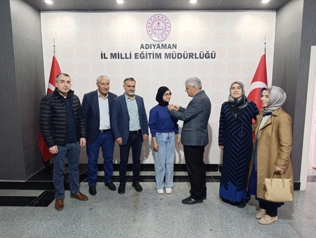adiyamanmem's tweet photo. İl Millî Eğitim Müdür Vekilimiz Sayın Kazım Çoban, 2024 Liselere Geçiş Sistemi (LGS) sınavında tüm soruları doğru yanıtlayarak 500 tam puan alıp Türkiye birincisi olan TOBB Anadolu İmam Hatip Proje Ortaokulu öğrencimiz Zeynep Rana Ağır’ı kabul etti.. Kazım Çoban, başarılarıyla gurur duyduğumuz Zeynep Rana Ağır’ı, ailesini, okul yöneticilerini ve öğretmenlerini tebrik ederek öğrenciye ödülünü takdim etti.

Başarıda emeği geçen tüm okul yöneticilerimizi, öğretmenlerimizi, velilerimizi ve öğrencimizi kutluyor, Zeynep Rana Ağır’a başarılarının devamını diliyoruz.