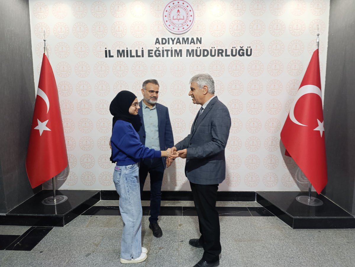 adiyamanmem's tweet photo. İl Millî Eğitim Müdür Vekilimiz Sayın Kazım Çoban, 2024 Liselere Geçiş Sistemi (LGS) sınavında tüm soruları doğru yanıtlayarak 500 tam puan alıp Türkiye birincisi olan TOBB Anadolu İmam Hatip Proje Ortaokulu öğrencimiz Zeynep Rana Ağır’ı kabul etti.. Kazım Çoban, başarılarıyla gurur duyduğumuz Zeynep Rana Ağır’ı, ailesini, okul yöneticilerini ve öğretmenlerini tebrik ederek öğrenciye ödülünü takdim etti.

Başarıda emeği geçen tüm okul yöneticilerimizi, öğretmenlerimizi, velilerimizi ve öğrencimizi kutluyor, Zeynep Rana Ağır’a başarılarının devamını diliyoruz.