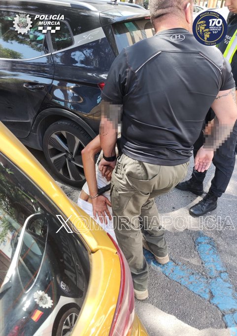 MurciaPolicia's tweet photo. La Unidad GESC se trasladó a #Centrofama ante la presencia de aparcacoches que intimidaban a conductores.
Al identificar a uno de ellos, este amenazó a nuestros agentes con arrojarles una botella de vidrio, por lo que fue detenido por un presunto delito de amenazas. 🚔 https://t.co/AEkEE13RPA