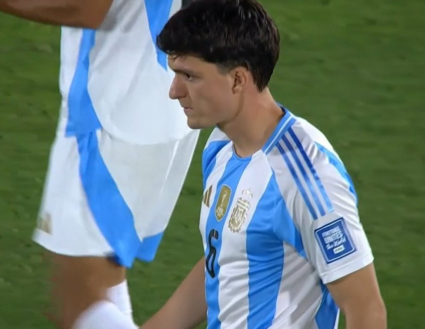 Olympien2613's tweet photo. 🔹Triste soirée pour Léo Balerdi avec l'Argentine, rentré dès la 2e mi-temps il commet une faute stupide au bout d'une minute et sur le coup-franc, est trop juste pour reprendre le ballon qui permet au Paraguay de marquer et de s'imposer. 😔

#TeamOM https://t.co/PC7nVtAlRv