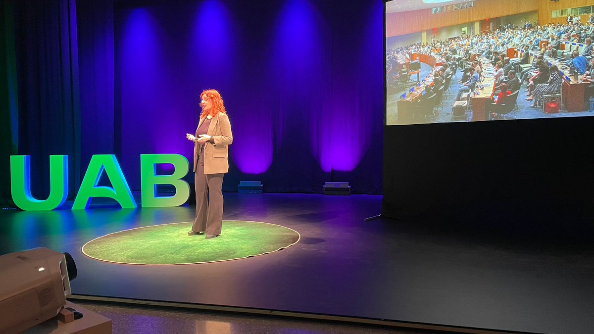 L'Anabel Pérez-Real, investigadora predoctoral de #MIRAS, va participar ahir a «Veus» amb una xerrada divulgativa sobre la importància de la veu en la interpretació de conferències 🤓👆 Ben aviat la podrem visualitzar, no us la perdeu! 🤩