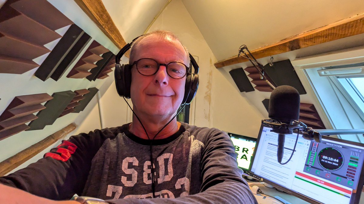 BRAMRADIO's tweet image. 📻 Friday morning 9-11am it’s @ChrisInClogs live on air with our #DamDaily live radio show, news out of Amsterdam, chat and Chris' music picks. Listen live on our app or catch up later On Demand, here broadcastamsterdam.nl