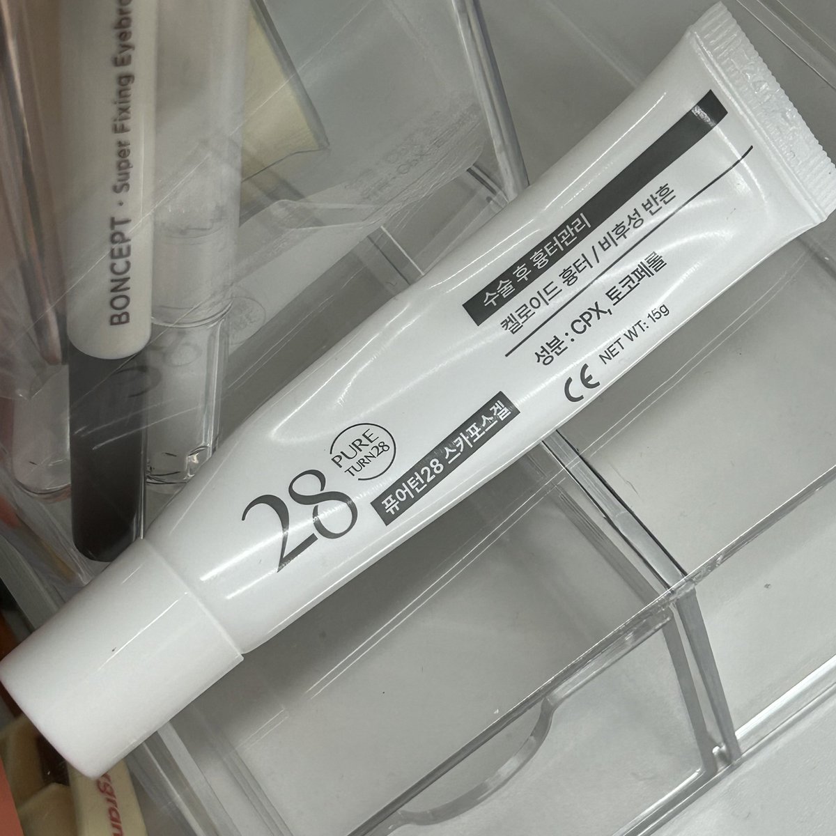 근데이건 수술흉터 관리용으로나온 의료기인데..
여드름 흉터에도 좋더라고요,,. 진ㄴ짜많이 옅어짐..