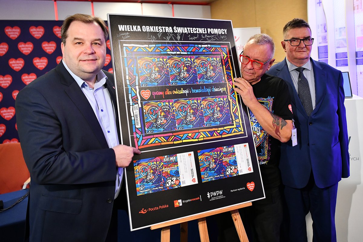 Polska Wytwórnia Papierów Wartościowych i <a href="/PocztaPolska/">PocztaPolska</a> po 8 latach przerwy ponownie grają dla <a href="/fundacjawosp/">WOŚP</a>. Wczoraj w  siedzibie PWPW odbyła się uroczysta prezentacja znaczków pocztowych 33. finału @WOŚP@, które wyemitowane zostaną Pocztę Polską 6 grudnia.