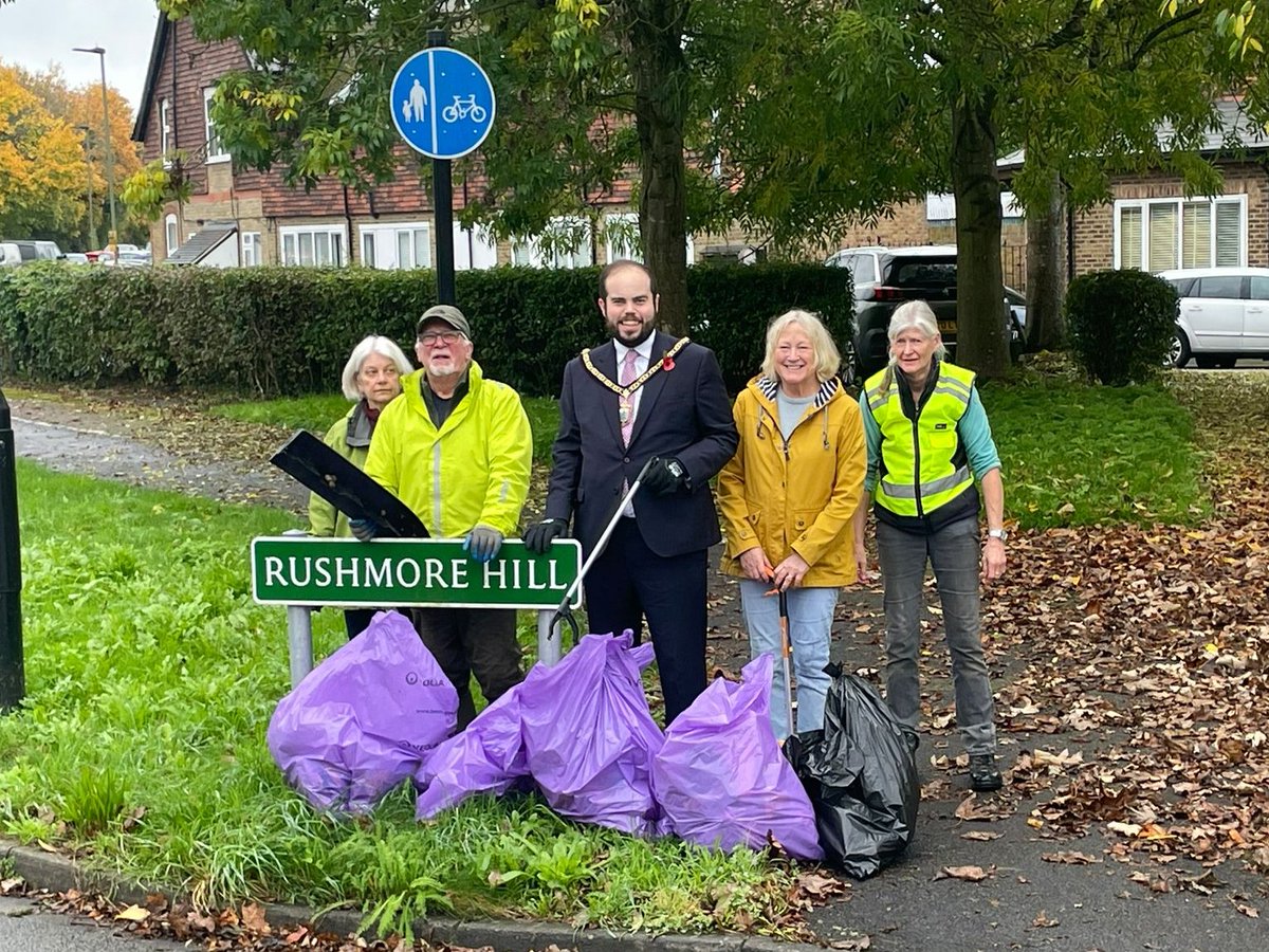 MayorofBromley0's tweet photo. The Deputy Mayor joined hard-working residents in Pratts Bottom for their recent community litter pick.
#PrattsBottom #Orpington #ProudOfBromley https://t.co/d2YlEncTf5