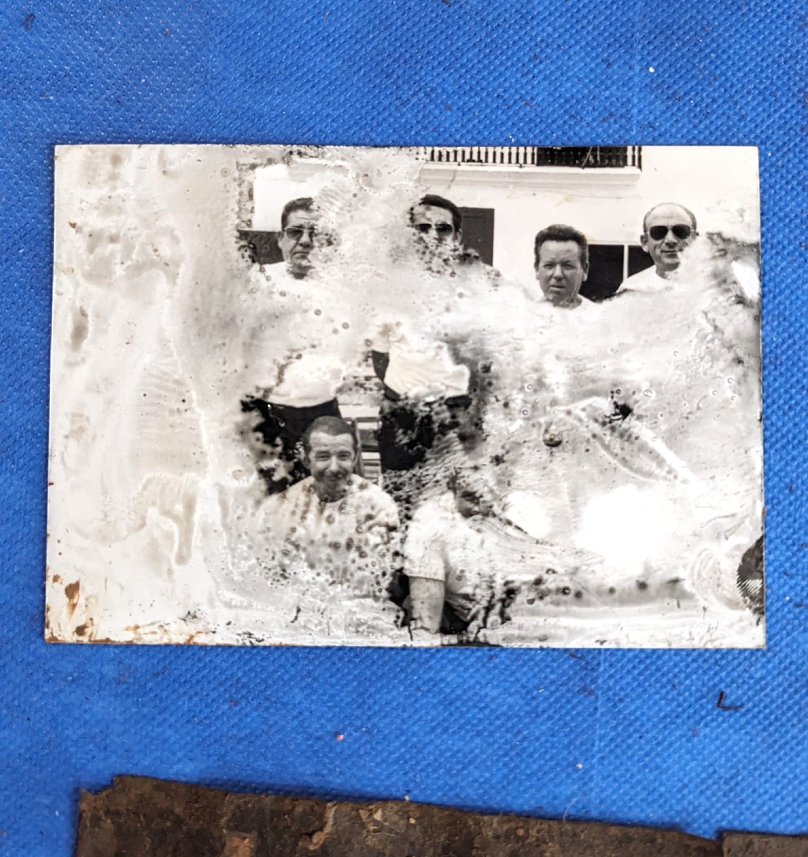 letnomuseu's tweet image. 🎞️ 𝗣𝗿𝗼𝗷𝗲𝗰𝘁𝗲 𝗱𝗲 𝗿𝗲𝗰𝘂𝗽𝗲𝗿𝗮𝗰𝗶ó 𝗱𝗲 𝗳𝗼𝘁𝗼𝗴𝗿𝗮𝗳𝗶𝗲𝘀 𝗱𝗮𝗻𝘆𝗮𝗱𝗲𝘀 𝗽𝗲𝗿 𝗹𝗮 𝗗𝗔𝗡𝗔.🎞️ Ja hem muntat a Torrent, al Museu Comarcal de l'Horta Sud,  un laboratori de campanya per a arreplegar material, molt a prop de les zones més afectades. 

Fill 🧵👉