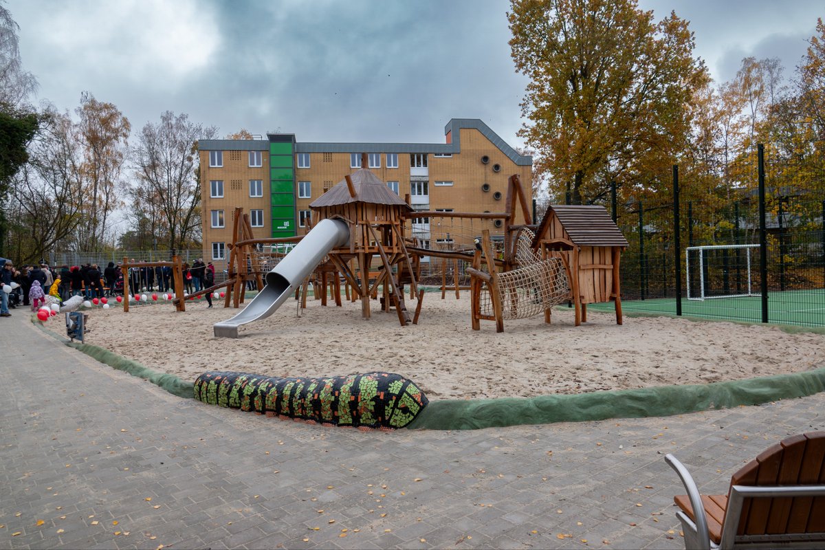Gestern feierten wir die Eröffnung des neuen Spiel- und Bolzplatzes in der Wilhelmstadt! Dabei sind die Wünsche der Kinder und Jugendlichen aus der Wilhelmstadt in die Planung eingeflossen - ein Ort also von und für die Nachbarschaft.