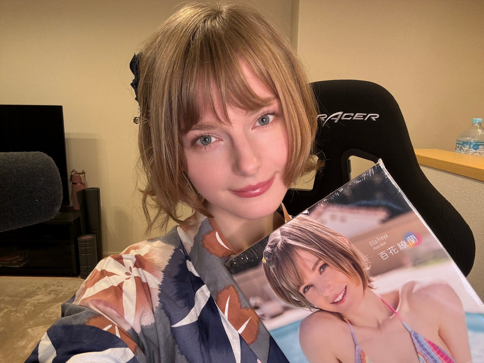 新品未開封品エラフレイヤ Ella Freya 絶版布ポスター 複製サイン入り 未開封】エラ・フレイヤ 布ポスター 限定品 - メルカリ