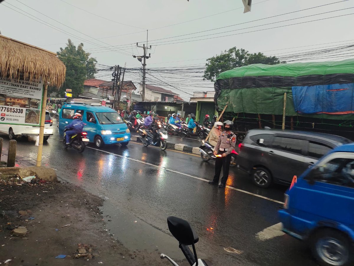 17.50 Wib Unit Lantas Polsek Bojongsari Polres Metro Depok pengaturan lalin upayakan kelancaran dan rekayasa lalin di lokasi truck yang mengalami mogok di Jl.Raya Parung-Ciputat. <a href="/NTMCLantasPolri/">KorlantasPolri.Ntmc</a> <a href="/TMCPoldaMetro/">TMC Polda Metro Jaya</a>