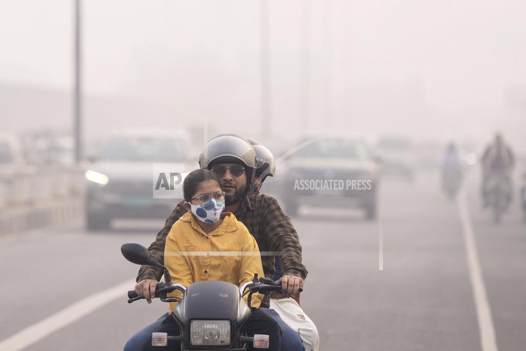 AmarjeetKSingh_'s tweet photo. Residents of India's capital New Delhi choked in a blanketing toxic smog on November 13 as worsening air pollution surged past 50 times the World Health Organization's recommended daily maximum.
#photojournalism #smog #airpollution #smoggy #Climateandenvironment #India 🇮🇳 https://t.co/teFzeo8SK3
