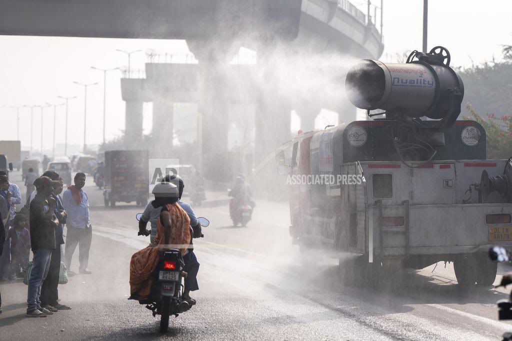 AmarjeetKSingh_'s tweet photo. Residents of India's capital New Delhi choked in a blanketing toxic smog on November 13 as worsening air pollution surged past 50 times the World Health Organization's recommended daily maximum.
#photojournalism #smog #airpollution #smoggy #Climateandenvironment #India 🇮🇳 https://t.co/teFzeo8SK3