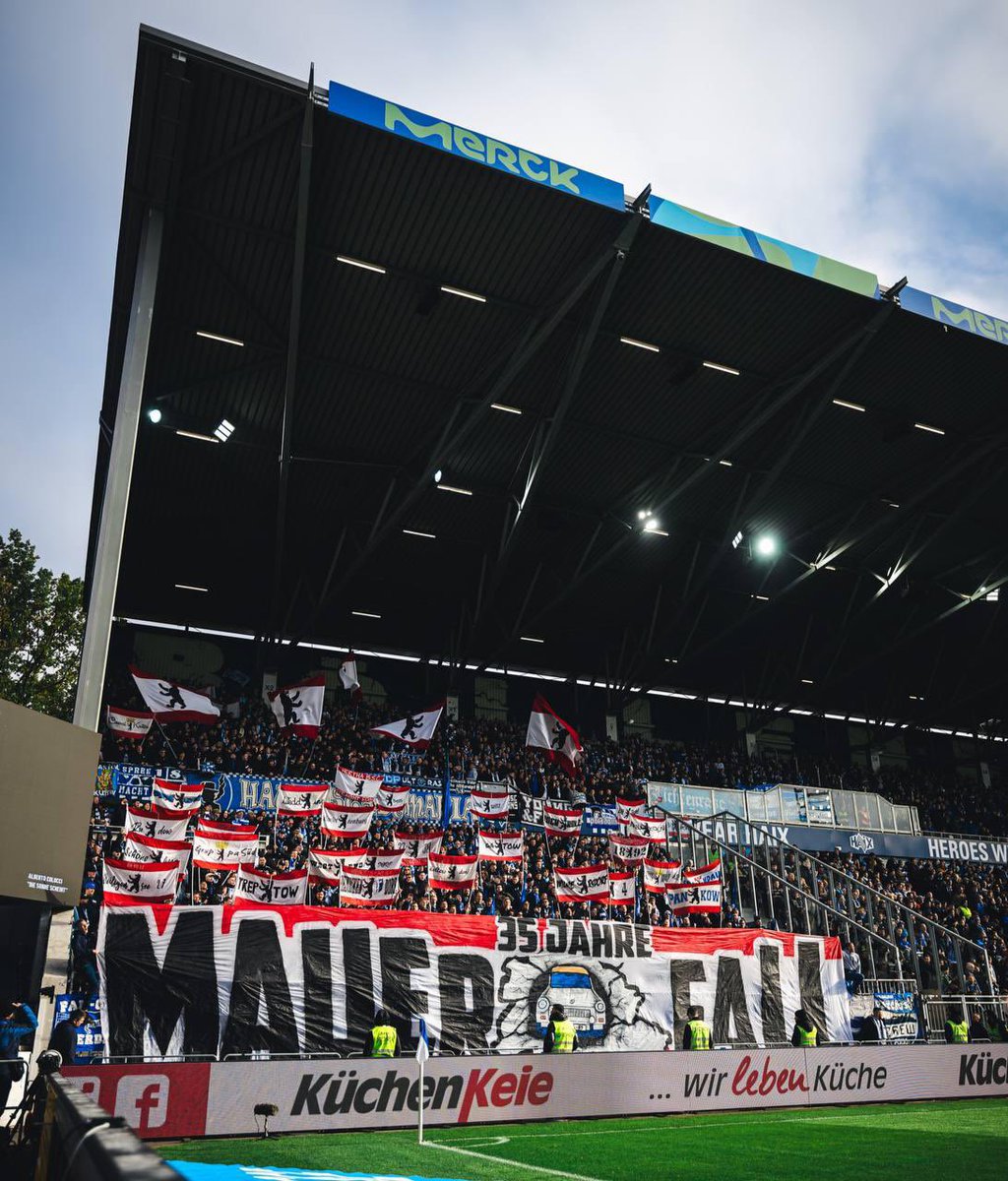 Alexander Mereminski (@amereminski) on Twitter photo Anlässlich des 35. Jahrestags des Mauerfalls, wurde ich im Deutschlandfunk zum Verhältnis von Ost und West im Sport, vor allem im Fußball, befragt. Nachzuhhören gibt’s das hier: deutschlandfunk.de/sport-fuenfund… Am selben Tag gabs von <a href="/HerthaBSC/">Hertha BSC</a> bei Darmstadt gelebte Erinnerungskultur. Anlässlich des 35. Jahrestags des Mauerfalls, wurde ich im Deutschlandfunk zum Verhältnis von Ost und West im Sport, vor allem im Fußball, befragt. Nachzuhhören gibt’s das hier: deutschlandfunk.de/sport-fuenfund… Am selben Tag gabs von <a href="/HerthaBSC/">Hertha BSC</a> bei Darmstadt gelebte Erinnerungskultur.