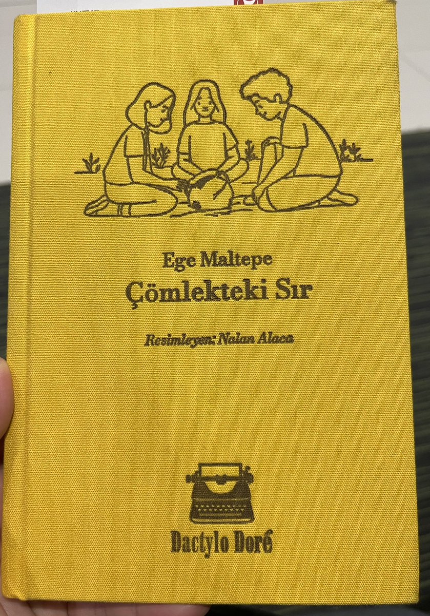 Dactylo Doré etiketiyle yayımlanan Ege Maltepe’nin “Çömlekteki Sır” kitabını İzmir seyahatime ayırmıştım.  Maltepe’nin ilk çocuk kitabını okuma kararım beni çok mutlu etti. Harika bir yolculuğun içine başka bir mutluluk da ekleyebilmiş oldum.
