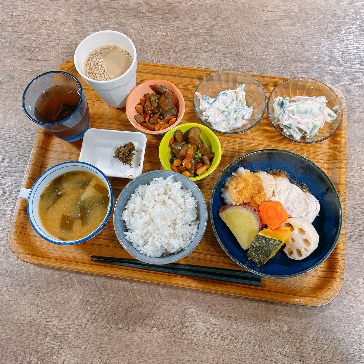 D_FarmKitchen's tweet photo. 今日のランチは月1回のメタボDAY！
日頃の健康を意識してみる日です😊
メニューは蒸し鶏と温野菜のおろしポン酢がけ✨
油を使わずに満腹感を得る！��ろしで胃腸の分解を促す！

研修生として5年間働いてくれたビン君が最後のランチになりました。笑顔がかわいい🩷ビン君と一緒に… https://t.co/DLq91AMSbz