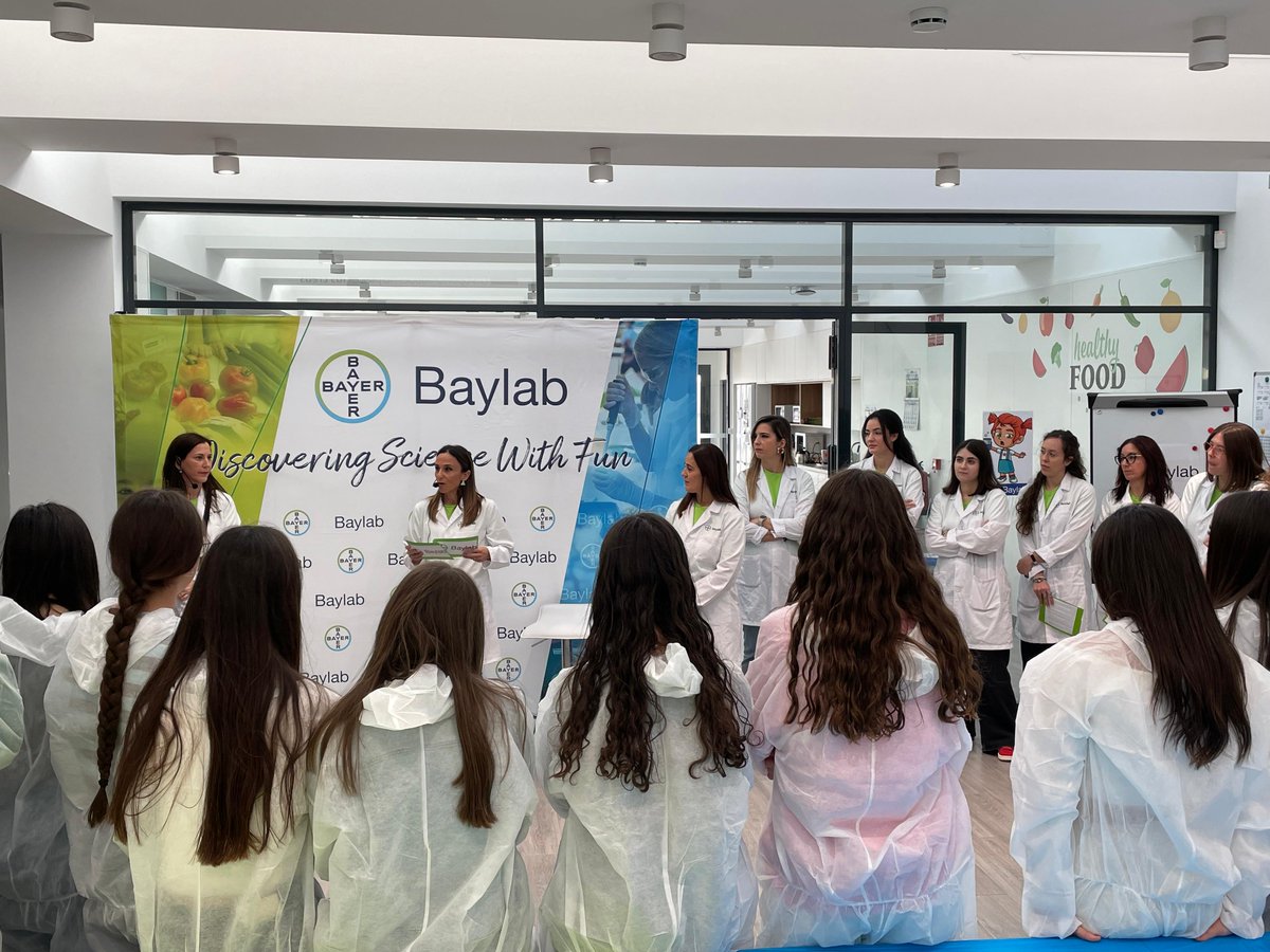 Bayer4CropsES's tweet photo. 🙌 ¡Damos la bienvenida a los alumnos de IES Sabinar en el #BayLab de hoy!
🔬 Los asistentes podrán conocer de primera mano las innovaciones e investigaciones que desarrolla Bayer para obtener más y mejores frutos, con mejor sabor y calidad.
¡Sigue atento a nuestras redes y no te pierdas nada! 👀