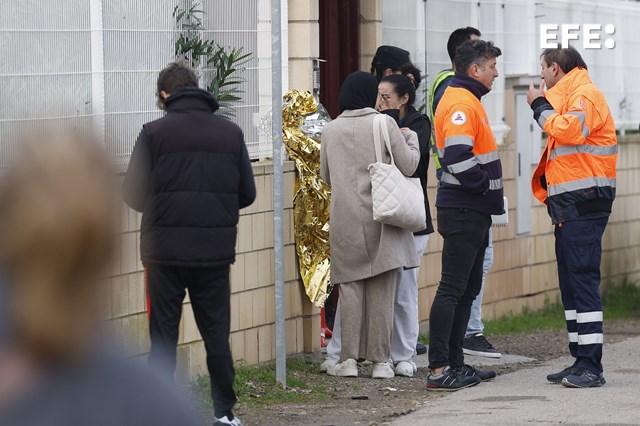 EFEnoticias's tweet photo. El incendio declarado en una residencia de mayores de Villafranca de Ebro (Zaragoza), en el que han muerto diez personas, se desarrolló en un ala del edificio, de una sola planta, y provocó gran cantidad de humo, saturando prácticamente todo el recinto.

https://t.co/EIHvDkbmju https://t.co/Ry2hf6WhXr