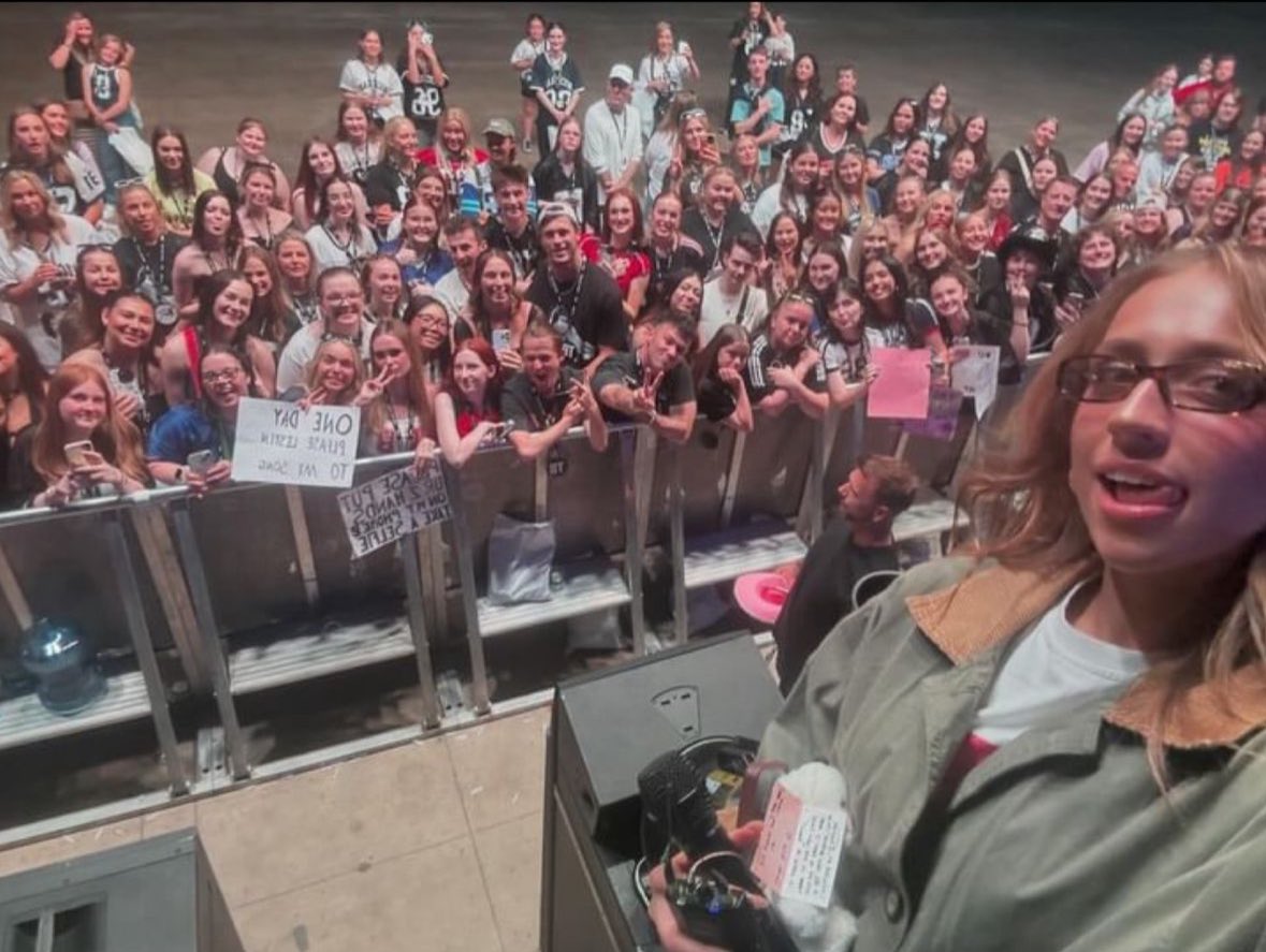t8mcraetours's tweet photo. 📷 | Tate McRae taking a selfie with fans today during soundcheck in Adelaide!
#TLTAdelaide #ThinkLaterWorldTour https://t.co/9ygvIaBUIv