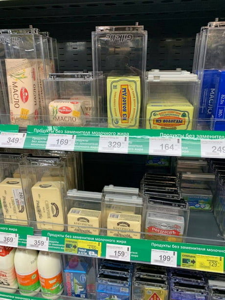 Jeg har holdt igen de sidste par år med at skrive de der historier om, hvordan almindelige russere mærker krigen. Det er bare mega svært at få en ægte fornemmelse af på distancen.
Men når de begynder at låse smørret inde, er der altså ved at ske noget.