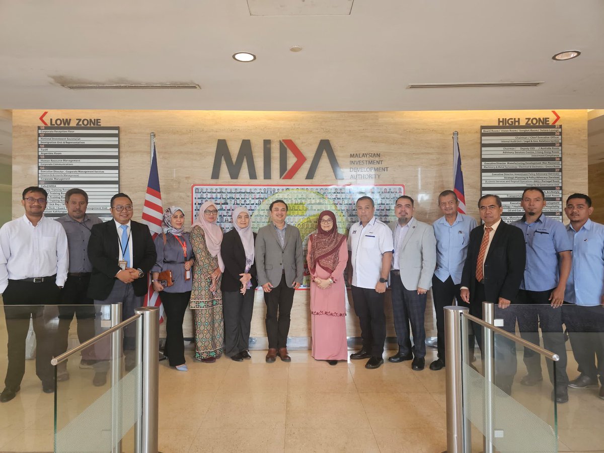 SufiGroupBhd's tweet photo. Great session with MIDA. Covered tax exemptions, Budget 2025, & Smart Logistic Complex (SLC) development. Looking forward to more collaboration! 🚚📈
#Logistics #PPLB #MIDA #Bumiputera #Budget2025 #Networking @myfaizhakim #SmartLogisticComplex #Collaboration https://t.co/FjvhxIg4aN