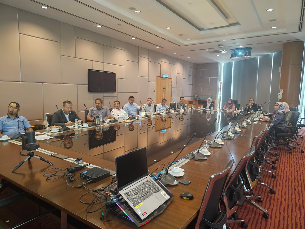 SufiGroupBhd's tweet photo. Great session with MIDA. Covered tax exemptions, Budget 2025, & Smart Logistic Complex (SLC) development. Looking forward to more collaboration! 🚚📈
#Logistics #PPLB #MIDA #Bumiputera #Budget2025 #Networking @myfaizhakim #SmartLogisticComplex #Collaboration https://t.co/FjvhxIg4aN