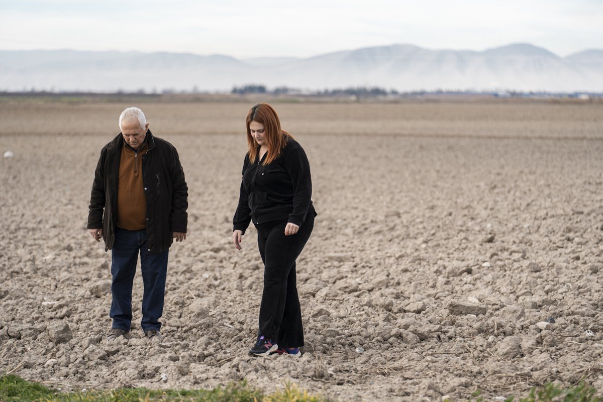 «Je suis dans le pire état psychologique que j’aie jamais connu», dit Maria Vardouli, maraîchère en Thessalie (Grèce), ici avec son père.

Pendant 8 mois, six journalistes ont enquêté sur les  impacts du changement climatique sur la santé mentale des agriculteurs en Europe. ⤵️