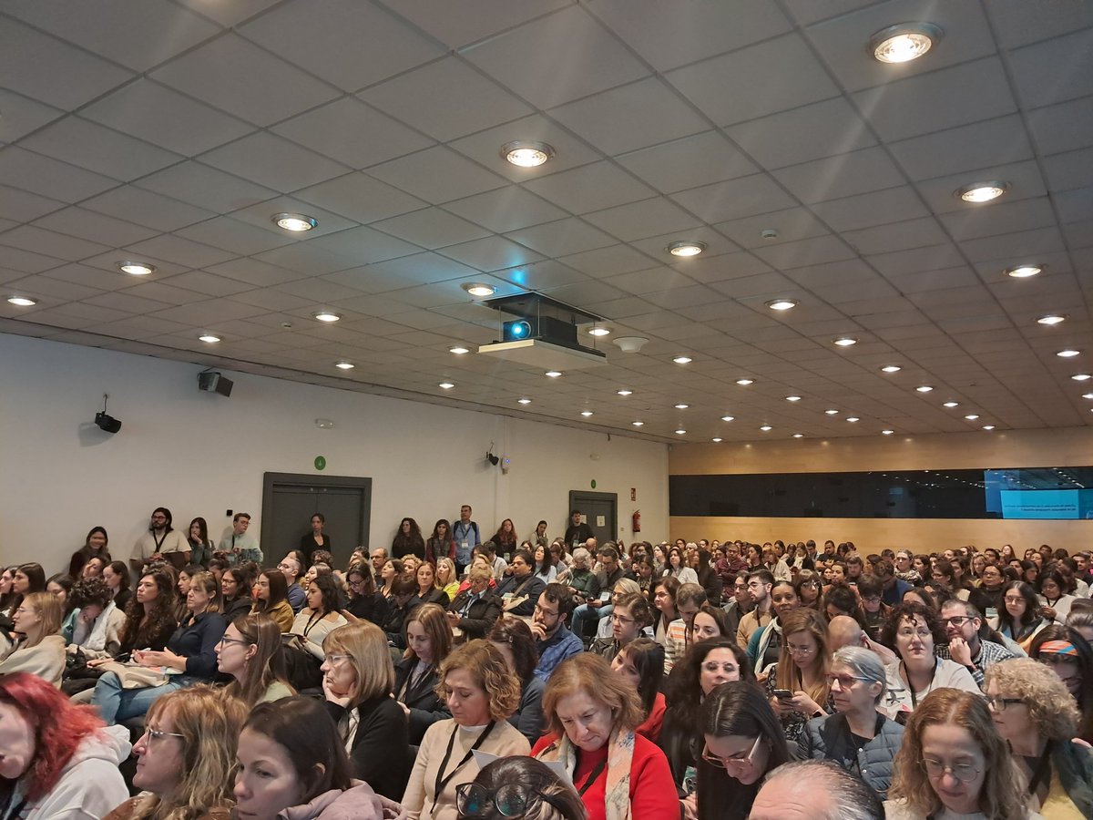 Llenazo en la mesa PACAP de @BCNsemFYC 
¿Cabe la atención a la Comunidad en la Atención Primaria actual?
Abuelas cebolletas, jóvenes resis, la comunitaria gusta y mucho 😏😏😏
#BCNsemfyc