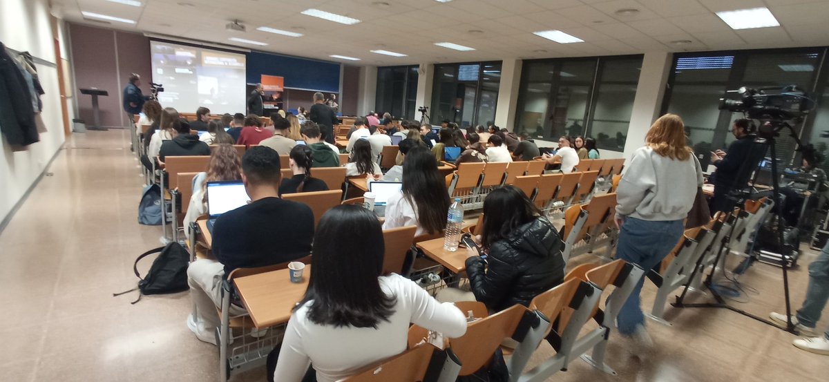 Comenzamos el último día de las I Jornadas de #Cooperación de Elche conversando y analizando el resultado electoral de EEUU con <a href="/clopezmarcos/">Casandra López Marcos</a>  🗳️