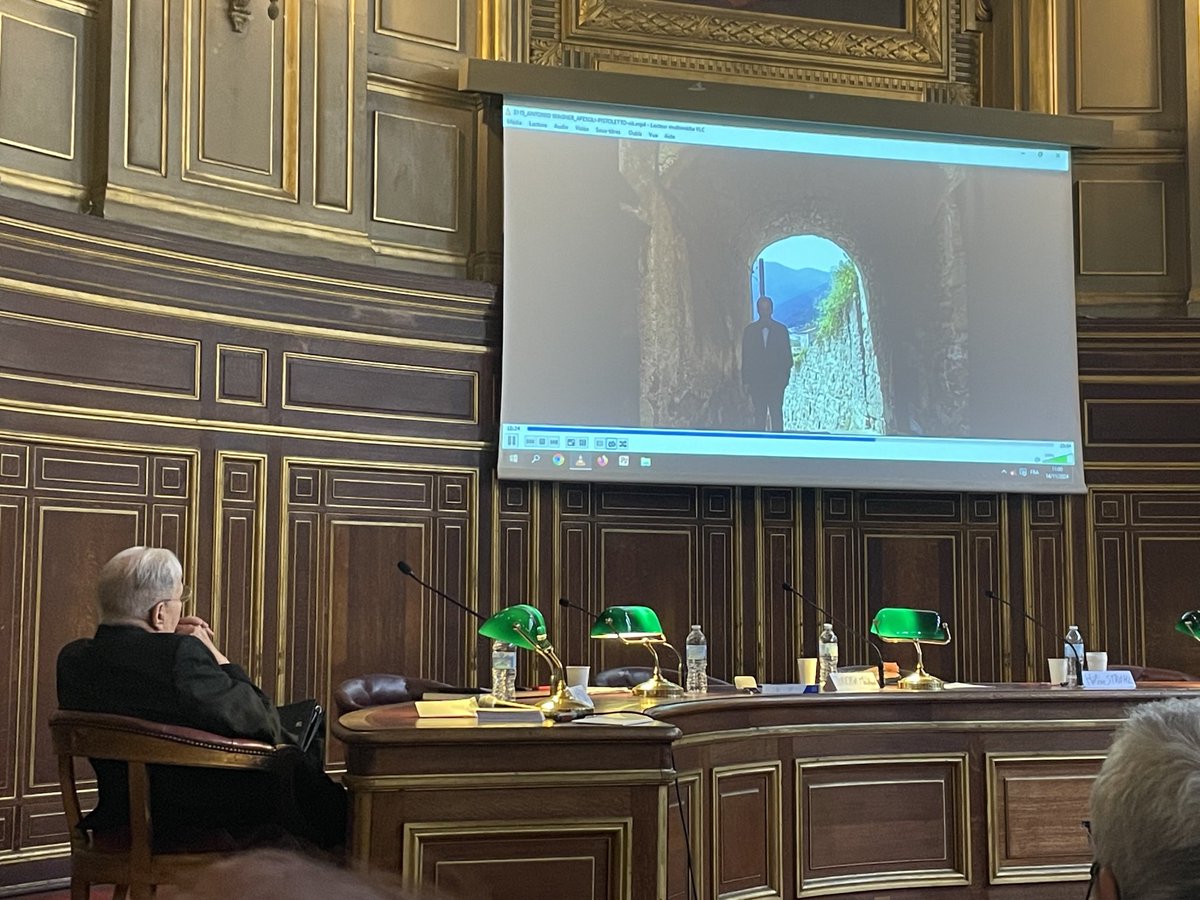 ⁦La projection du film « Michel Maffesoli - Un portrait incertain » de #TonyWagner lors du colloque Imaginaire et quotidien - Hommage à ⁦<a href="/michelmaffesoli/">Michel Maffesoli</a>⁩. Excellent portrait d’un grand #sociologue filmé à #Graissesac. #racines #quotidien #présent