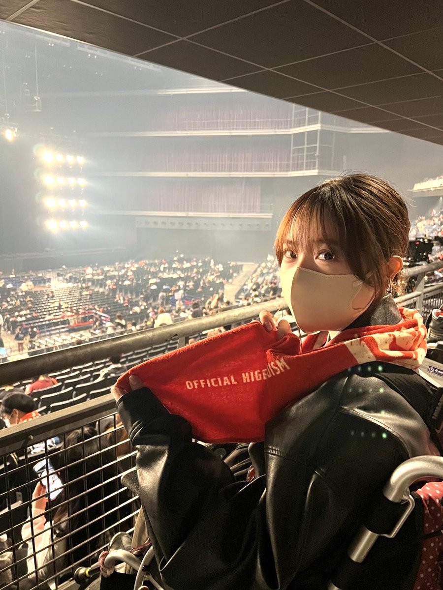 お久しぶりです！
みなさんお元気ですか？
私はその後リハビリをしながら過ごしています。

先日入院していた時から楽しみにしていていた #Official髭男dism のライブへ。
車椅子での参戦になりましたが、まさか行けるとは思っていなかったので嬉しくてたまりませんでした。
ただただ、感動と涙でした