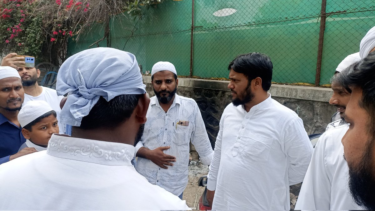 AzharIND's tweet photo. हडपसर मतदारसंघ से SDPI उम्मीदवार अज़हर तांबोळी जुमा के बाद नमाज़ीयों से मिलते हुये..
#politics #pune #sdpi #maharashtraelection2024 #love #Hadapsar #kondhwa
#sdpipune #sdpimaharshtra #vot4democracy #Vote4SDPI #hadapsar #shivajinagar
#spdi https://t.co/jeIgfLm3dR