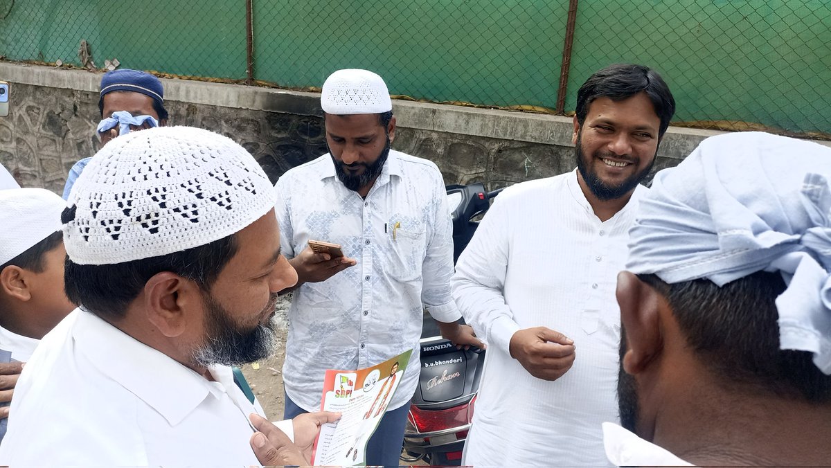 AzharIND's tweet photo. हडपसर मतदारसंघ से SDPI उम्मीदवार अज़हर तांबोळी जुमा के बाद नमाज़ीयों से मिलते हुये..
#politics #pune #sdpi #maharashtraelection2024 #love #Hadapsar #kondhwa
#sdpipune #sdpimaharshtra #vot4democracy #Vote4SDPI #hadapsar #shivajinagar
#spdi https://t.co/jeIgfLm3dR