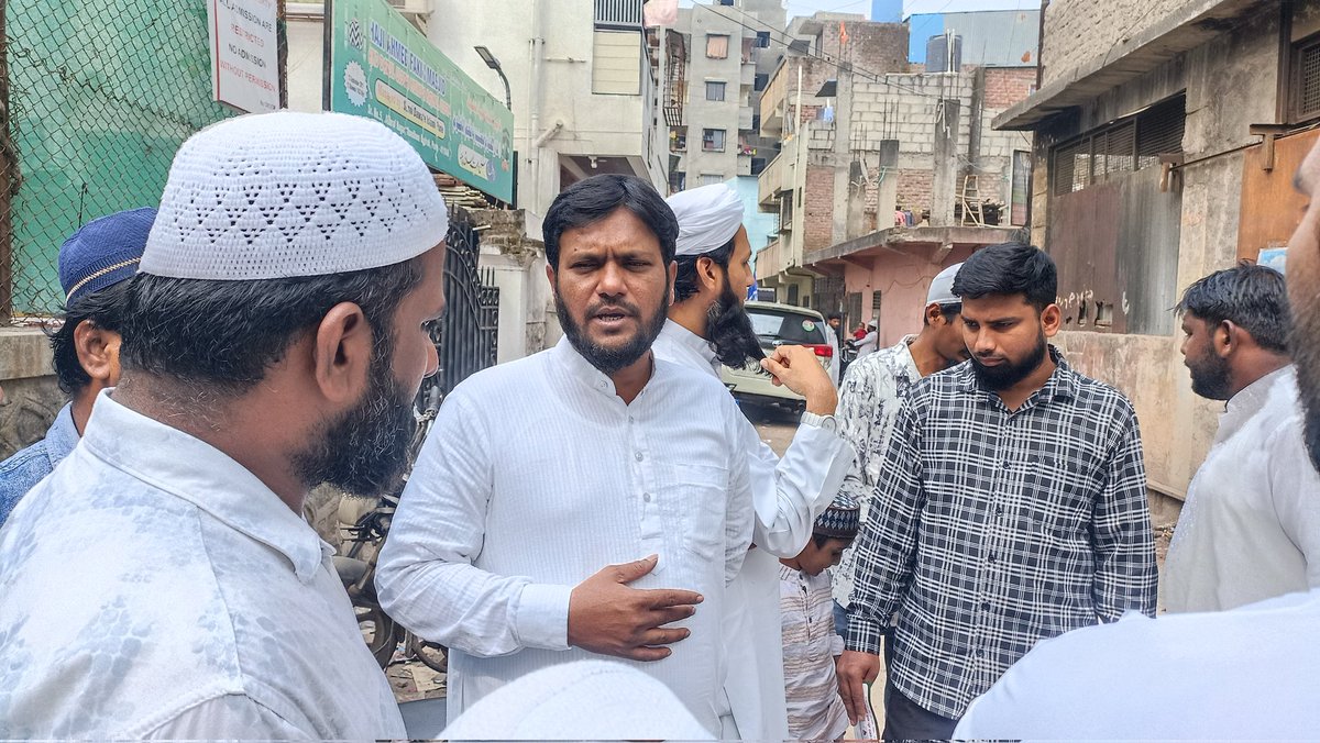 AzharIND's tweet photo. हडपसर मतदारसंघ से SDPI उम्मीदवार अज़हर तांबोळी जुमा के बाद नमाज़ीयों से मिलते हुये..
#politics #pune #sdpi #maharashtraelection2024 #love #Hadapsar #kondhwa
#sdpipune #sdpimaharshtra #vot4democracy #Vote4SDPI #hadapsar #shivajinagar
#spdi https://t.co/jeIgfLm3dR