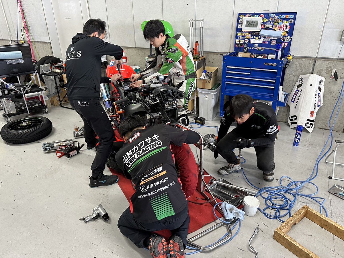 _Kabe_U_'s tweet photo. 本日からレースウィーク！🔥

しかし走行直前になって電装トラブルが起きてしまい今日は走れず…😢

しっかりと原因究明をして明日の予選は良いタイムを刻みたいと思います🙆✨

メカさんからお祝いにクラッチハウジングをいただきました。笑 https://t.co/QLOGID00JI