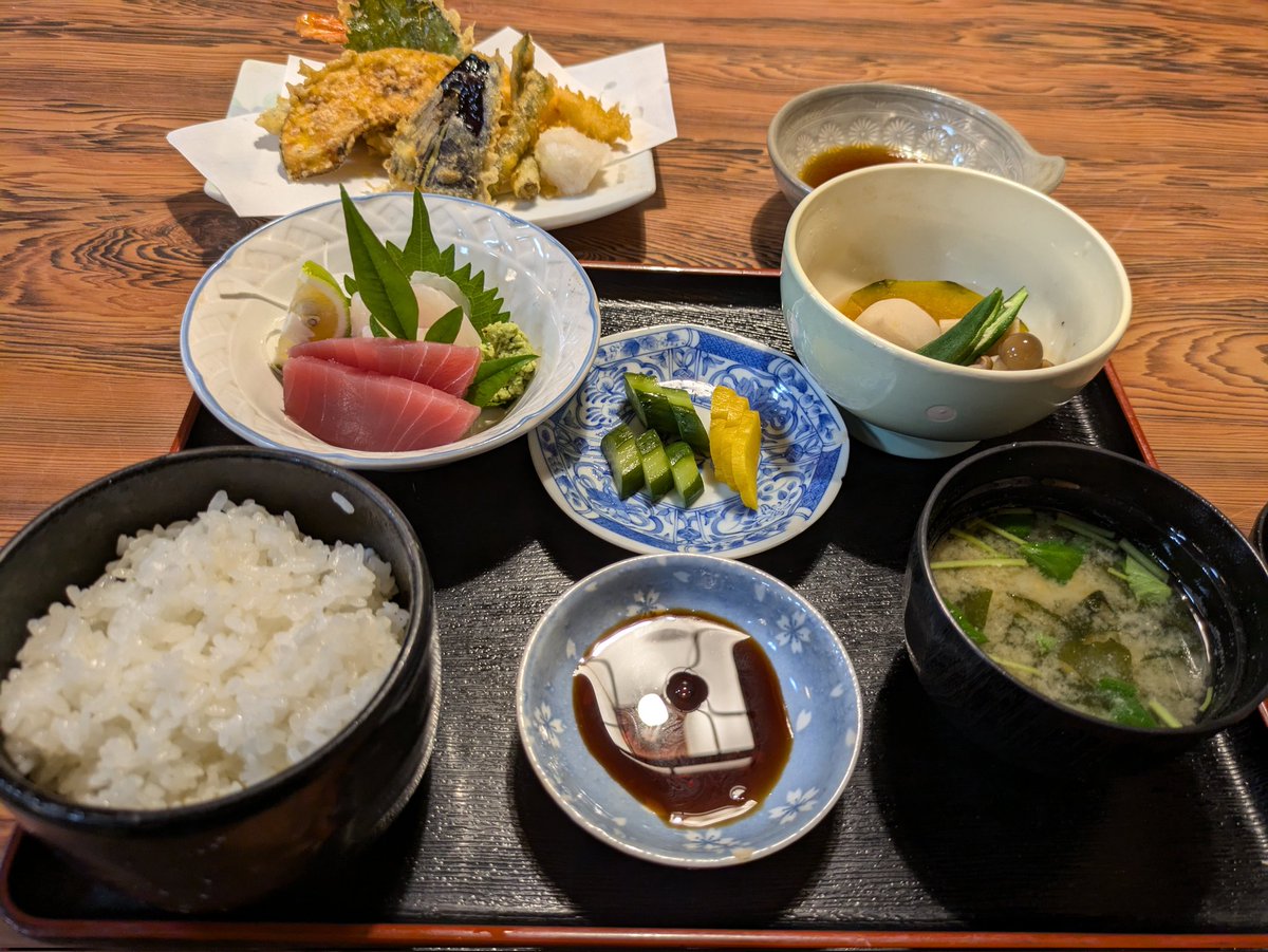 halhaldo's tweet photo. 今日は天ぷらと刺し身 https://t.co/P0UrLz4dsC