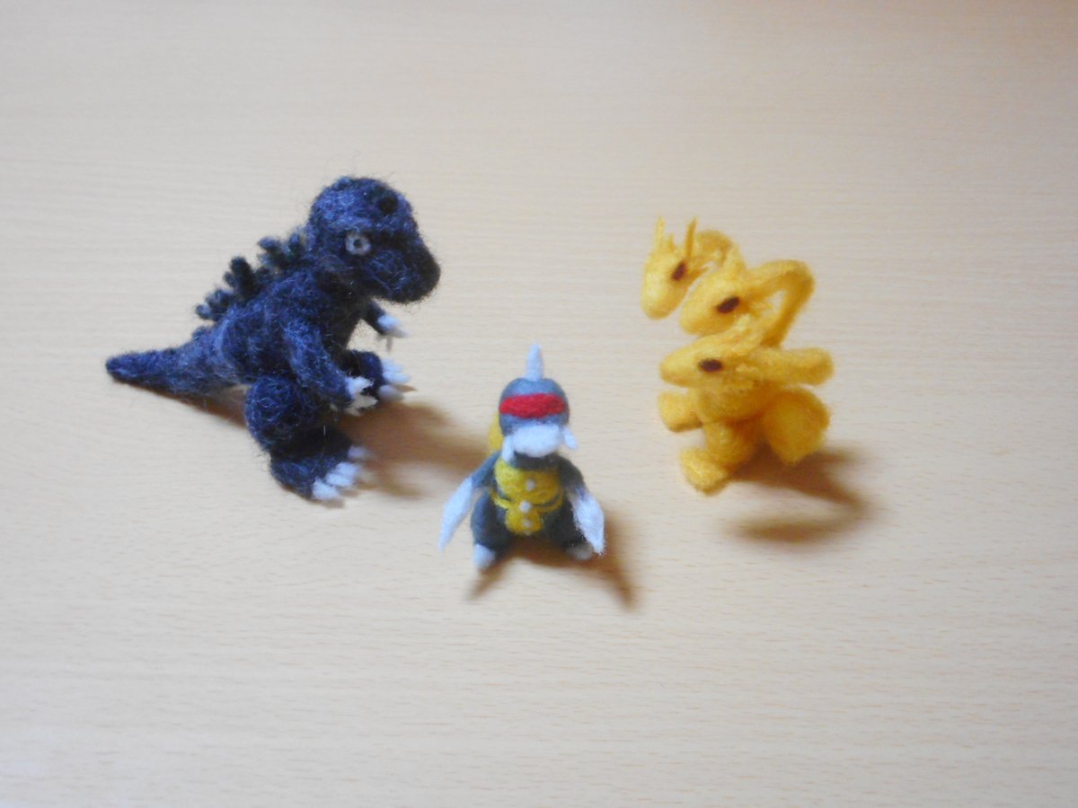 amarimyouga's tweet photo. ゴジラ（1954）、キングギドラ（平成版？）、ガイガン（昭和）。
 #羊毛フェルト #ゴジラ #キングギドラ #ガイガン https://t.co/GDd5DUQA9b