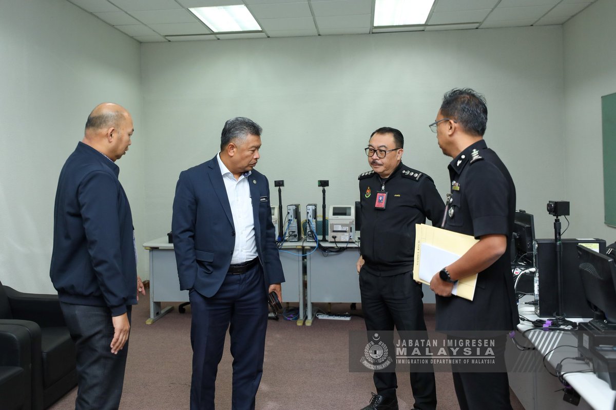 imigresenmy's tweet photo. LAWATAN KERJA KETUA PENGARAH IMIGRESEN KE KOMPLEKS BUNGA RAYA SEMPENA KEPENGERUSIAN ASEAN 2025

https://t.co/872FcDCJGy https://t.co/lcRd3UWTax