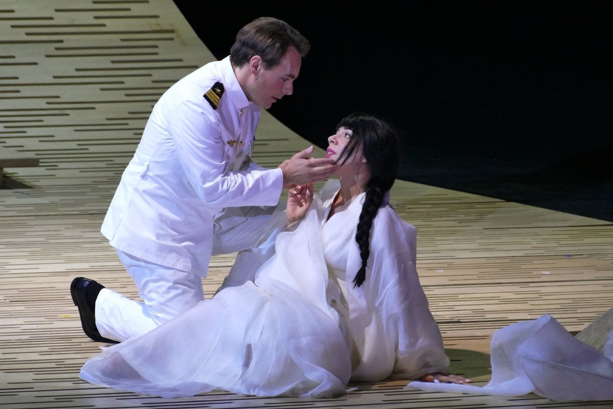 🦋Madama Butterfly, actuellement sur la scène de l'Opéra de Marseille !
----
⏱ Dimanche 17 novembre | 14h30
⏱ Mardi 19 novembre | 20h
⏱ Jeudi 21 novembre | 20h
⏱ Dimanche 24 novembre | 14h30
📍 Opéra de Marseille
+ d'infos : opera.marseille.fr/programmation/…
© Christian Dresse