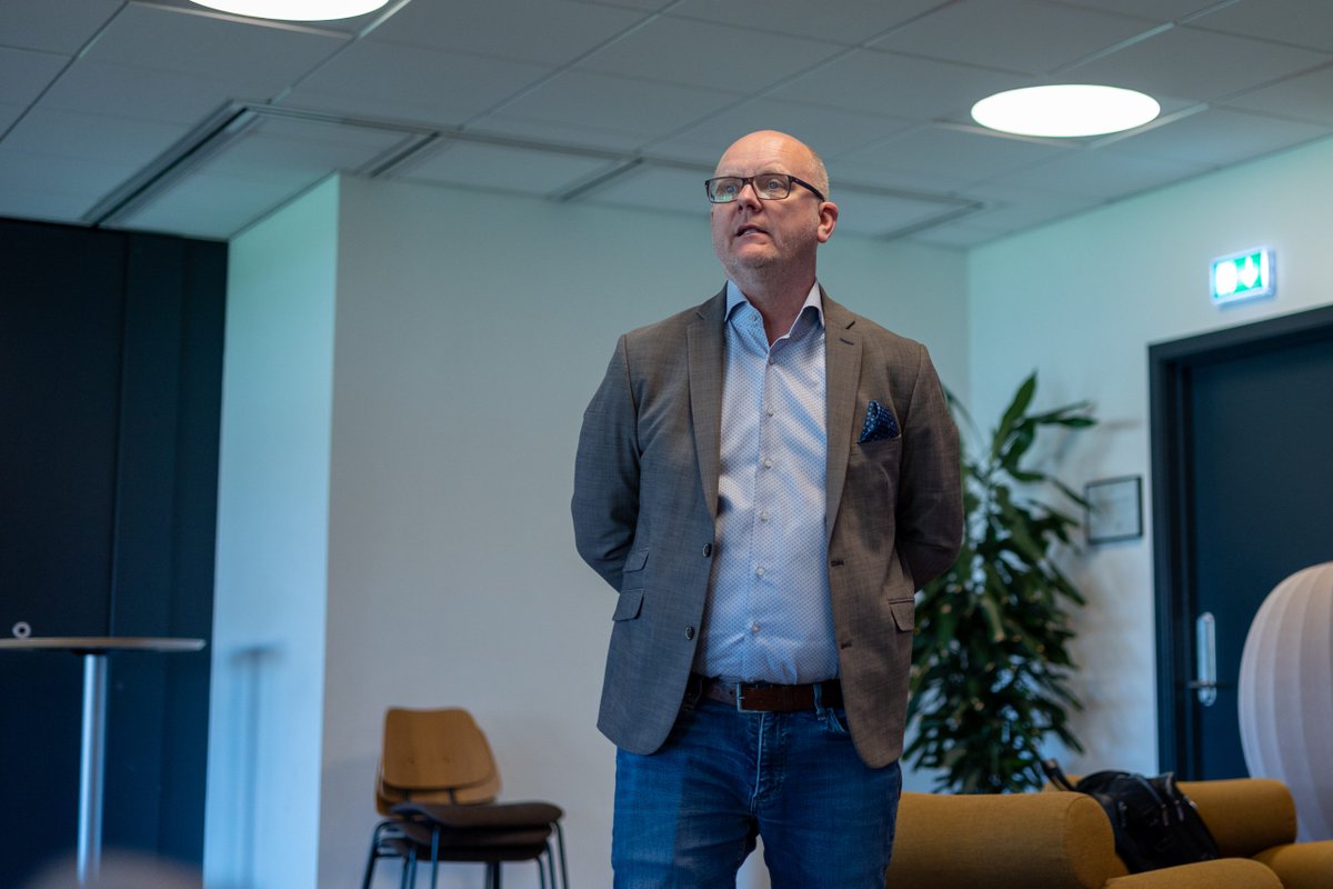 Kvindedivisionsforeningens direktør, Per Rud, stopper ved årsskiftet for at blive General Manager i den portugisiske klub CD Mafra.

Vi takker Per for hans dedikerede indsats for kvindefodbolden og ønsker ham alt det bedste i hans nye rolle.

Læs mere her: kvindeliga.dk/nyheder/2024/o…